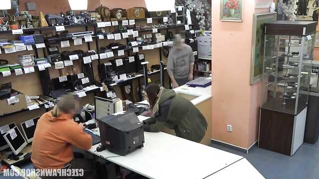 Koleś płaci pieniądze nieznajomej za seks w sklepie