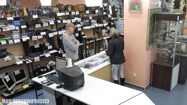 Koleś płaci pieniądze nieznajomej za seks w sklepie