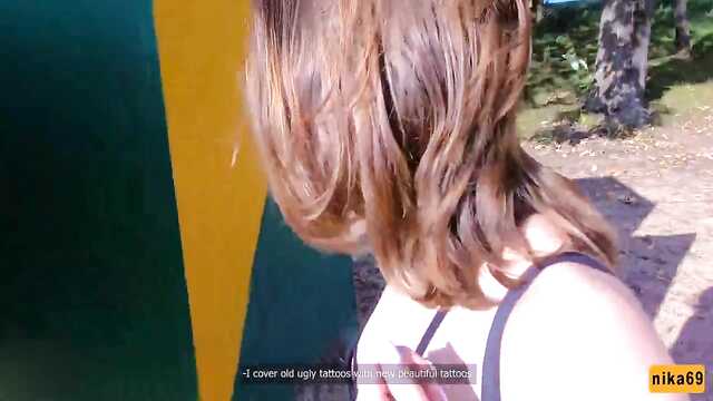 Загорелое романтическое времяпровождение с татуированной девушкой на пляже.