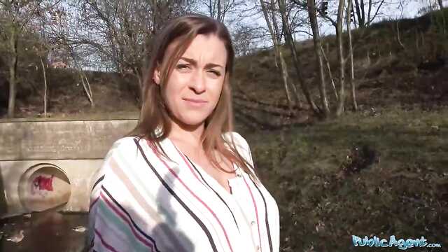 Busty mamzel zjadła spermę i otrzymała pieniądze od podrywacza