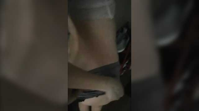 Нәпсіқұмар киска дымқыл болды, демек, оны дәретханаға салу уақыты келді