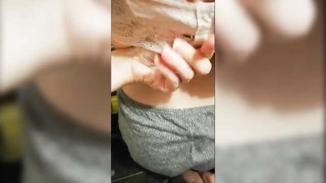 Нәпсіқұмар киска дымқыл болды, демек, оны дәретханаға салу уақыты келді