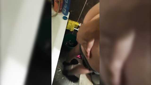 Нәпсіқұмар киска дымқыл болды, демек, оны дәретханаға салу уақыты келді