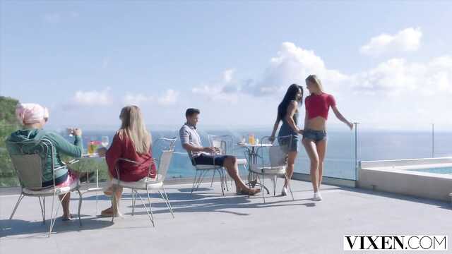 Heißer sex am Meer mit zwei erstklassigen Babes