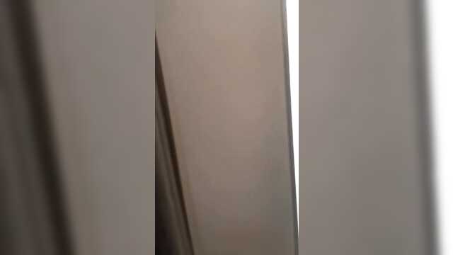 Проникновение в раздевалку для брюнетки: кормление семечками.