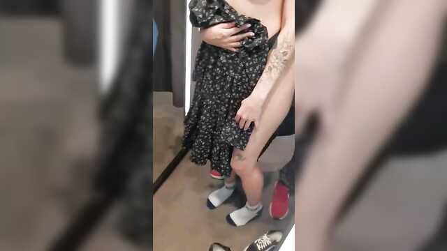 Проникновение в раздевалку для брюнетки: кормление семечками.