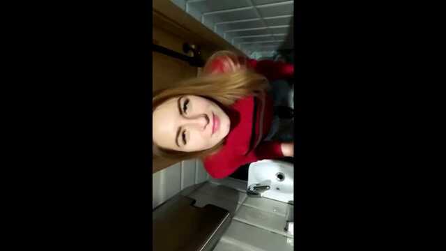 Пацану в туалете для леденца за щечку!