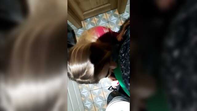 Пацану в туалете для леденца за щечку!