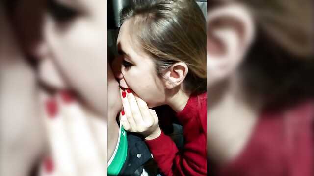 Пацану в туалете для леденца за щечку!