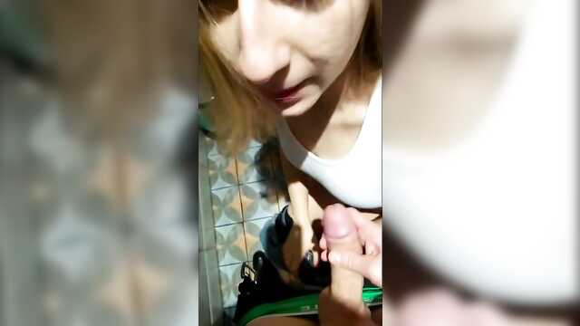 Пацану в туалете для леденца за щечку!