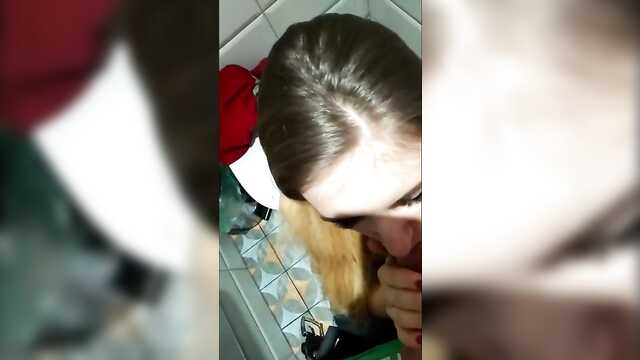 Пацану в туалете для леденца за щечку!