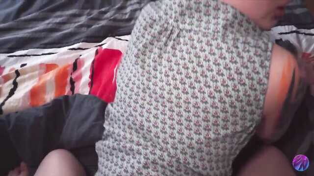 Rozłożyła delikatne bułki i wsadza się dupą na pion