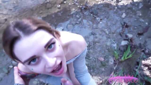 Әдемі ебет орман шетінде жас дос-спермоедку