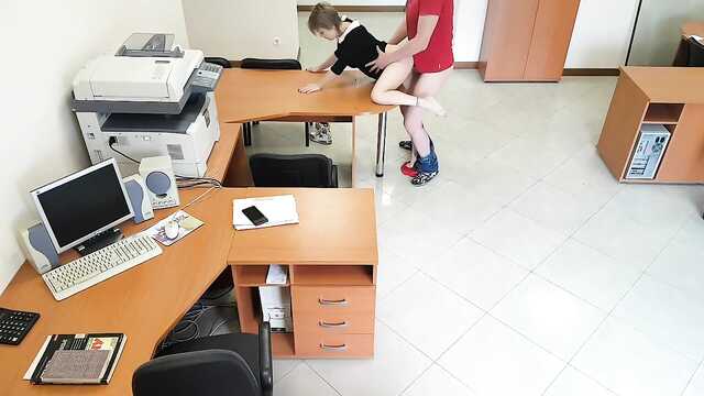 To właśnie robi zdzirowata sekretarka z szefem