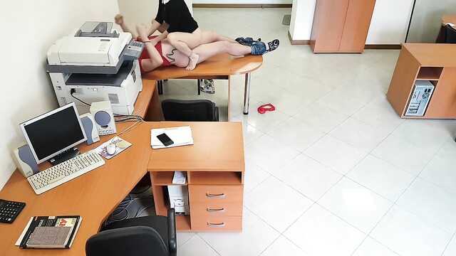 To właśnie robi zdzirowata sekretarka z szefem