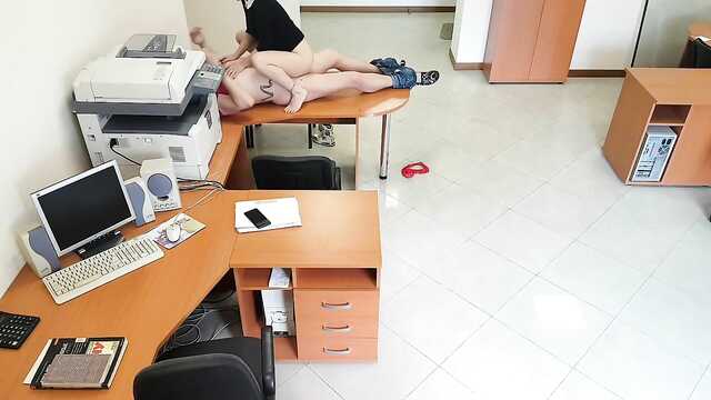 To właśnie robi zdzirowata sekretarka z szefem