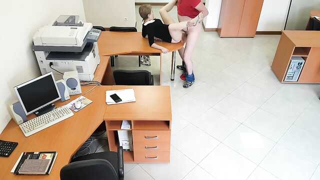 To właśnie robi zdzirowata sekretarka z szefem