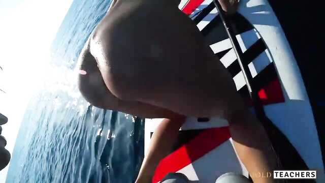 Na desce surfingowej, laska pieprzy się z chłopakiem w tyłek