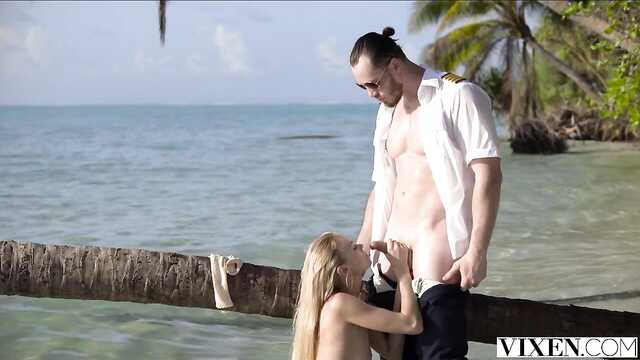 Kapitan statku umieścił na złączce ładną blondynkę