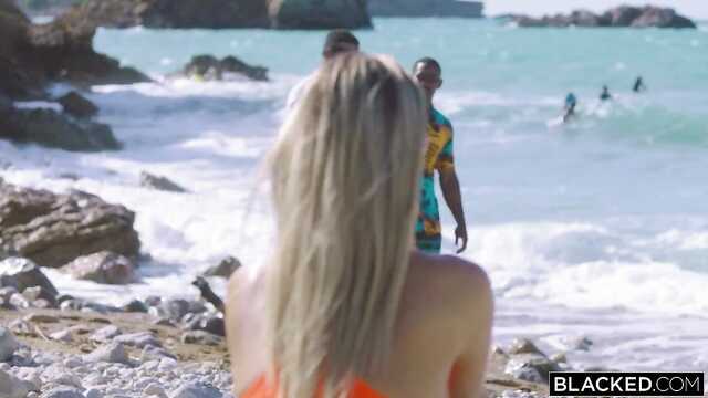 Kompetentnie bawią Królewnę Śnieżkę w dwa czarne kutasy