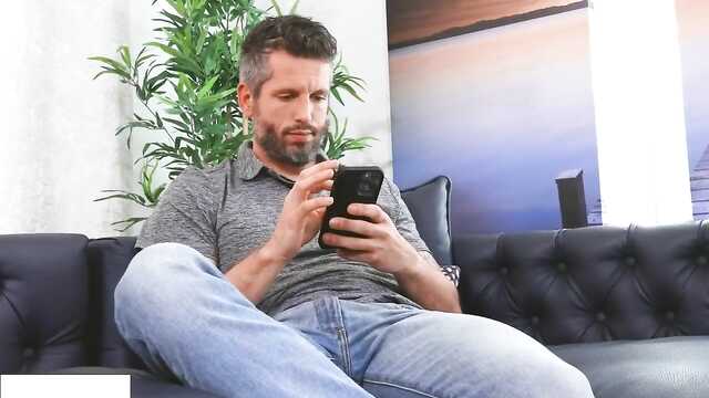 Мини юбкадағы жұқа латинканы болтқа лақтырды