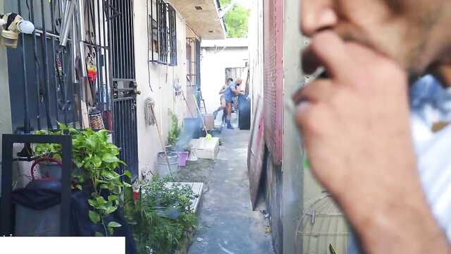 Wąskooka nimfomanka oddaje się nieznajomemu na ulicy