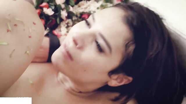 Romantyczna dziewczyna myje twarz spermą