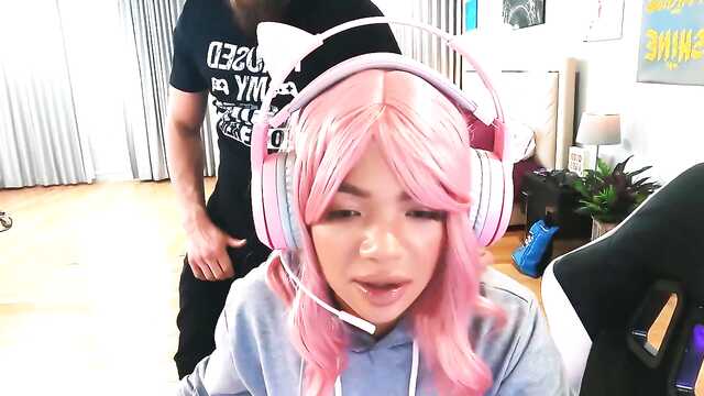 Чернокожая девушка устроила борьбу за бородатого мачо.