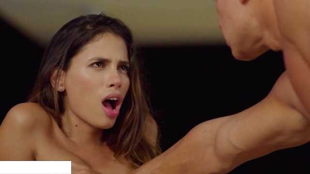 Лысый пихарь: жаркое дрючение загорелых латинок у камина.