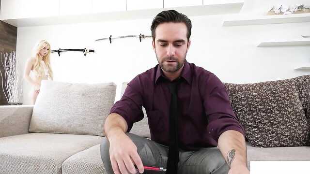 Хлопець не проти, якщо мініатюрна блонда посмокче ялду