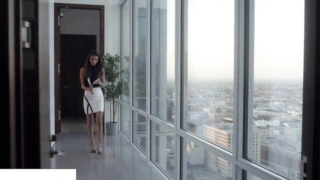 Девушка пригласила африканца в туалет для секса.