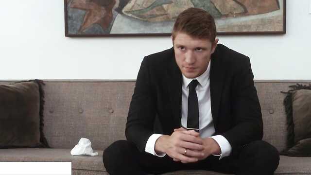 Девушка пригласила африканца в туалет для секса.