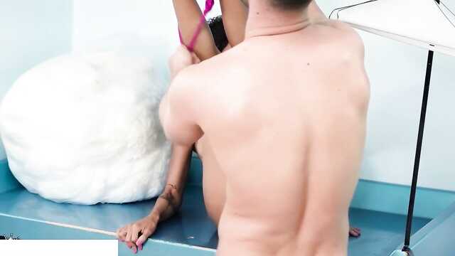 Kiedy afrykanka jest smutna, robi to na białym kutasie