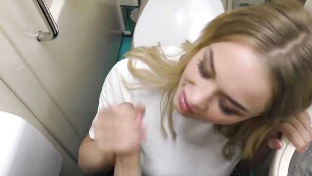 Pociąg jest w pełnym ruchu, a blondynka ssie jałdę towarzysza podróży