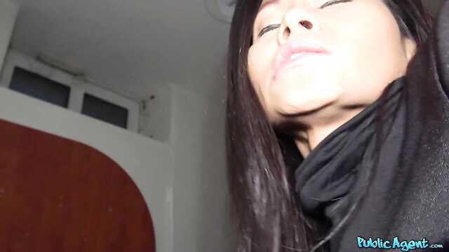 Kupiłem Azjatkę z podrobami-ona ssie jego kogut