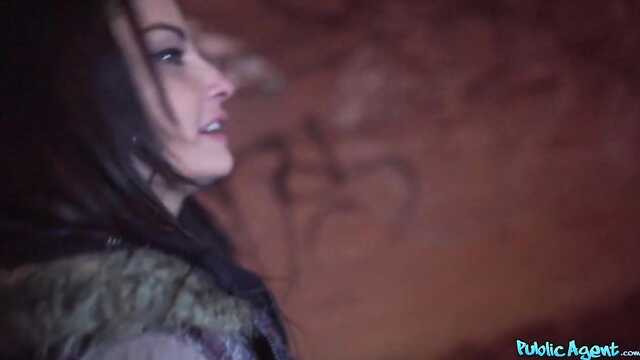 Dla pieniędzy, busty milf widzi pod jałdą pickupera