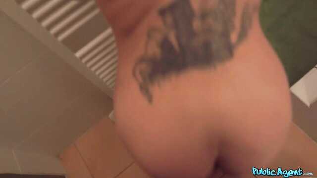 Dla pieniędzy, busty milf widzi pod jałdą pickupera