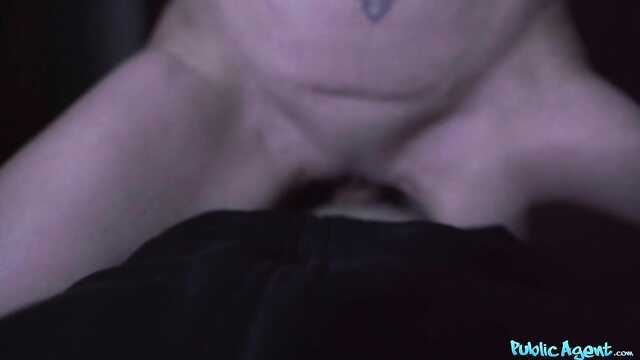 Dla pieniędzy, busty milf widzi pod jałdą pickupera