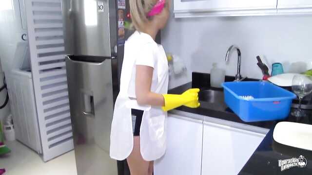 Pokojówka nie przeszkadza seks za pieniądze z czarnym facetem