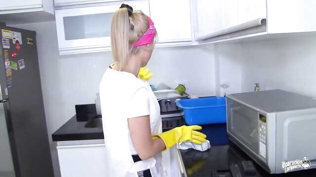 Pokojówka nie przeszkadza seks za pieniądze z czarnym facetem