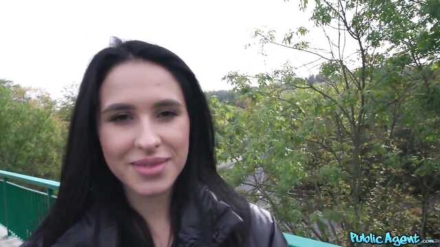 Złapał dziewczynę na torze, aby przelecieć w dupę za pieniądze