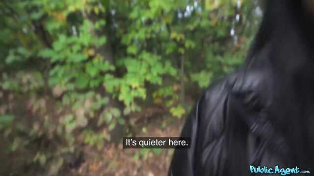 Złapał dziewczynę na torze, aby przelecieć w dupę za pieniądze