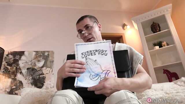 Okularnik wpadł w namiętne ręce busty seks bomby