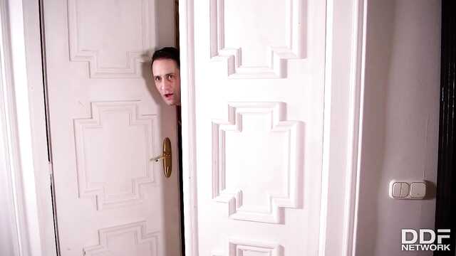 Budowniczy łamie włócznię, Chłosta Na pieska busty blondynka