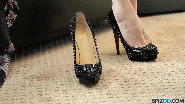 Pożałował cycatą rozwódkę, łapiąc ją w szczeliny