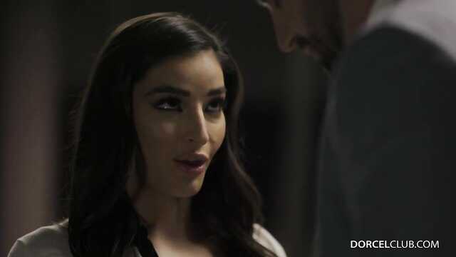 Невероятные страсти в офисе: горячая секретарша в чулках.