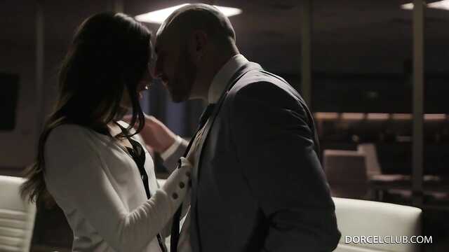 Невероятные страсти в офисе: горячая секретарша в чулках.