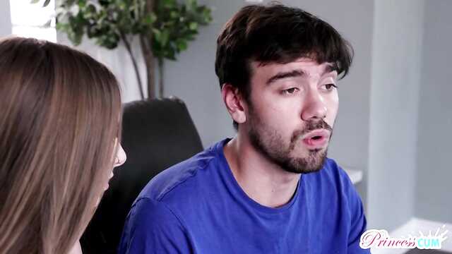 Сексуальное развлечение: парня любуются в вагине.