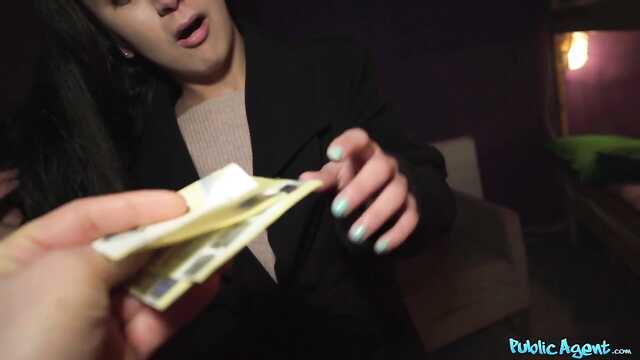 I came to a strange city and landed on the bump of a pickup truck