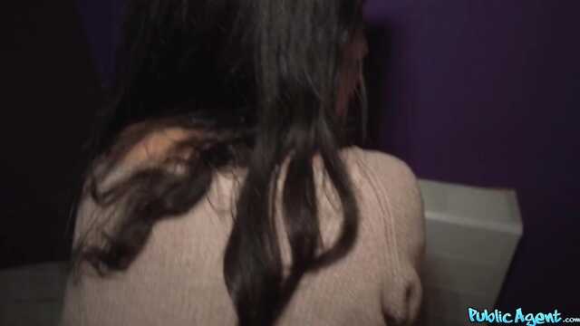 I came to a strange city and landed on the bump of a pickup truck